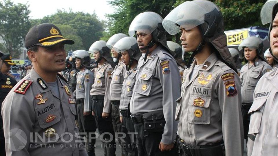 Kapolresta%20Solo%20Kombes%20Pol%20Achmad%20Lutfi%20saat%20memberikan%20arahan%20kepada%20pasukannya.